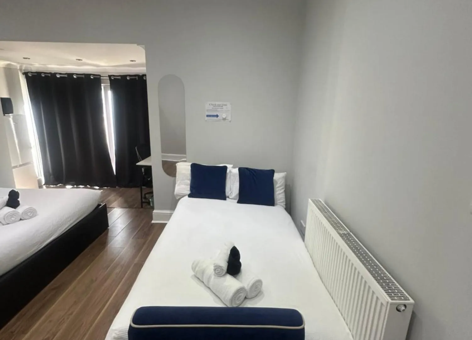Guest house Black & White Double Bedroom London