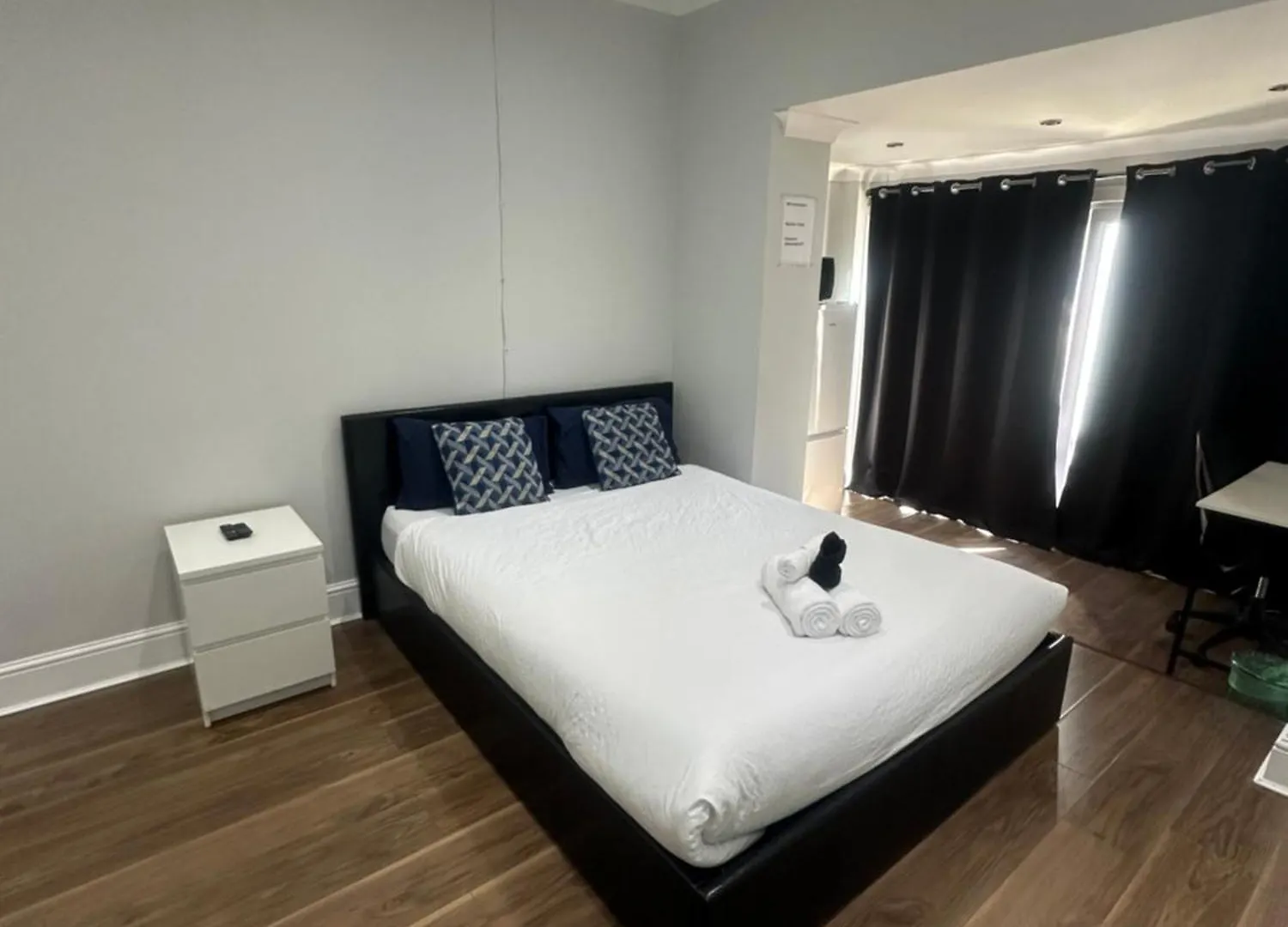 Black & White Double Bedroom London 0*,
